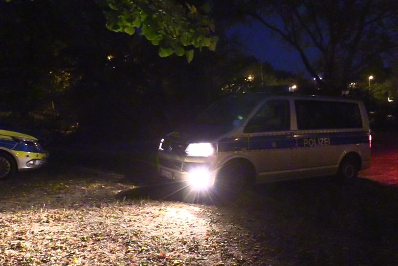 Die Polizei sperrt den Tatort im Postpar ab.