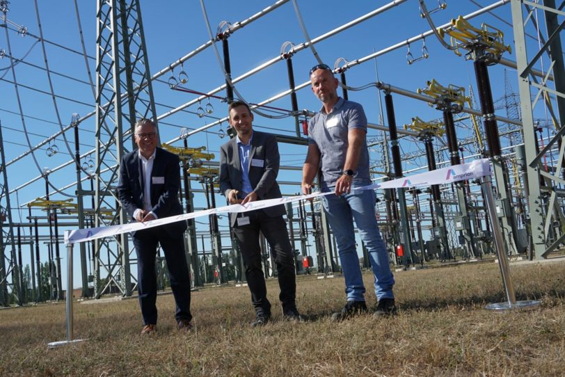 Der Dortmunder Übertragungsnetzbetreiber Amprion hat die neue Schaltanlage in Emscherbruch eingeweiht. Im Bild (v.li.) Dr. Dirk Drenk (Herne.Business), Michael Saleika (Leiter des Vorhabens vor Ort) und Bernhard Keisers (Amprion).