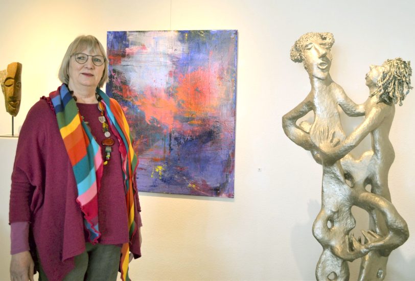 Die gebürtige Hernerin Doris Krämer (li) neben der Pappmaché-Figur 'Egon und seine Lieben', die der Ausstellung ihren Namen gab.