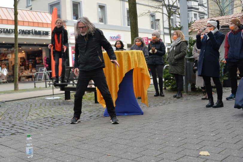 Das Improtheater Emscherblut gastierte auf Einladung von MAIKE (Herner Mädchenarbeitskreis) am Internationalen Tag gegen Gewalt gegen Frauen (25.11.) auf der Bahnhofstraße, Schüler des Otto-Hahn-Gymnasiums und des Mulvany Berufskolleg waren ebenfalls eingeladen dabei zu sein und fungierten als Stichwortgeber.