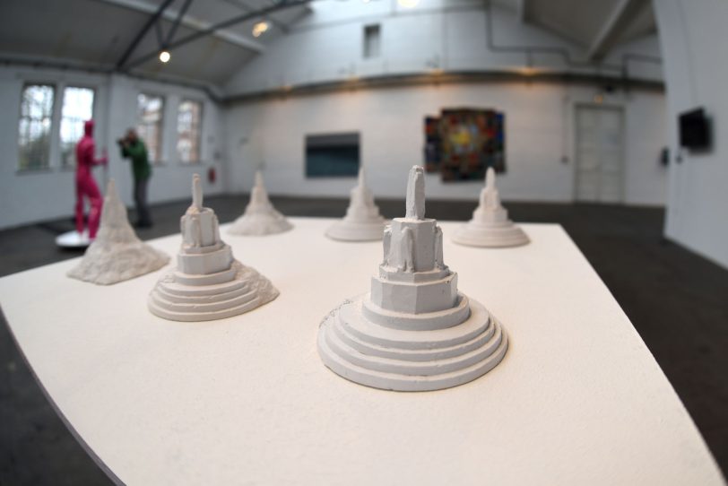 Ausstellung (re)thinking space and place mit Exponaten von 18 kroatischen Künstlern