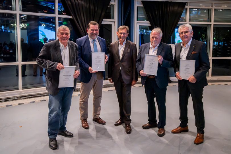 Ehrungen im Oktober 2025 für Gremienmitglieder die sich in den vergangenen Sitzungsperioden ehrenamtlich politisch engagiert haben.