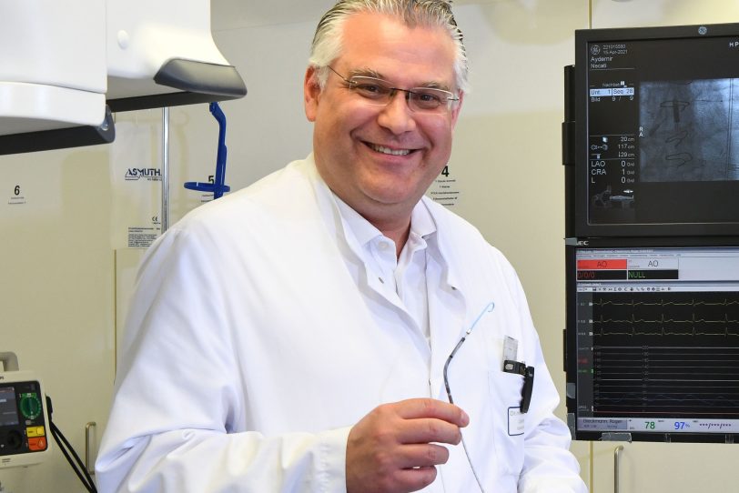Chefarzt Dr. Ali Halboos mit der Herzkreislaufpumpe.