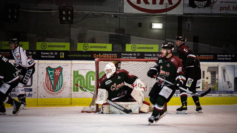 Jonas Neffin (im Tor) hielt seinen Kasten gegen die Hammer Eisbären sauber.