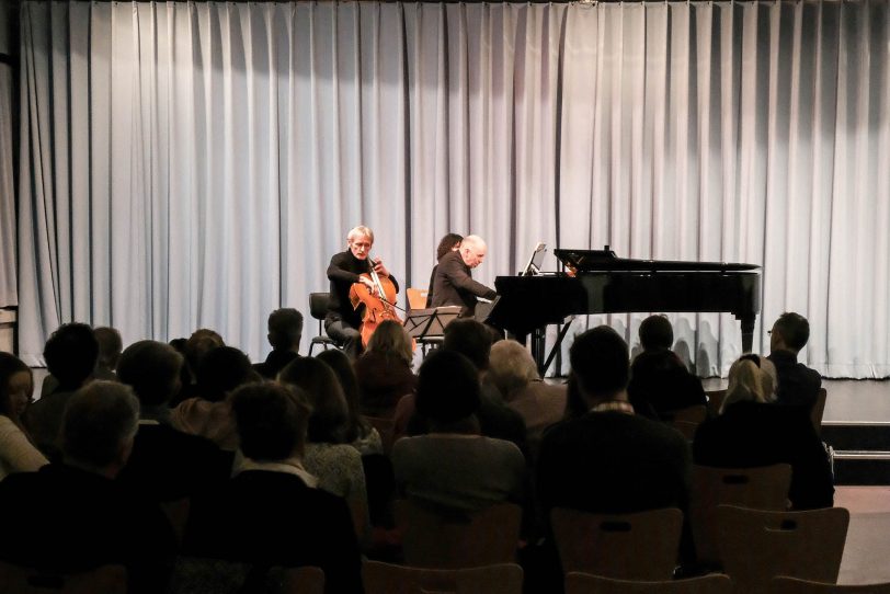 Bernhard Schwarz am Cello und Rainer Maria Klaas am Piano - Konzert in der Musikschule.