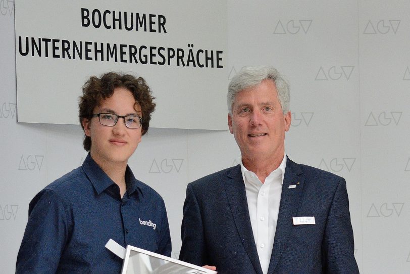 Takashi Lakebrink (li.) studiert an der RWTH Aachen Maschinenbau und wird dabei künftig vom Arbeitgeberverband (AGV) mit einem Stipendium unterstützt. Die Urkunde überreichte Dirk W. Erlhöfer, Geschäftsführer der AGV.