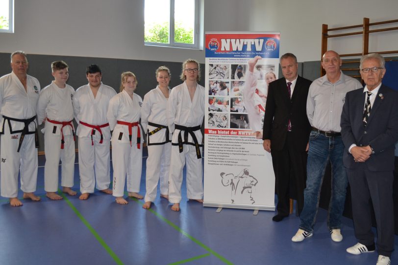 2.,3.,4. v.l. Jannick Jahnke, Selahattin Tasgit und Gina Sophie Jahnke. Prüfer v.r. Burkhard Ladewig, Dietmar Baumeister, Heinz Leymann.