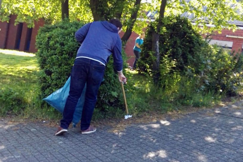 Wie im Jahr 2019, im Bild die damalige Schülerunion Herne, bittet die Stadt um Mitstreiter beim World Cleanup Day am Freitag, 20. September 2024. (Archivbild).