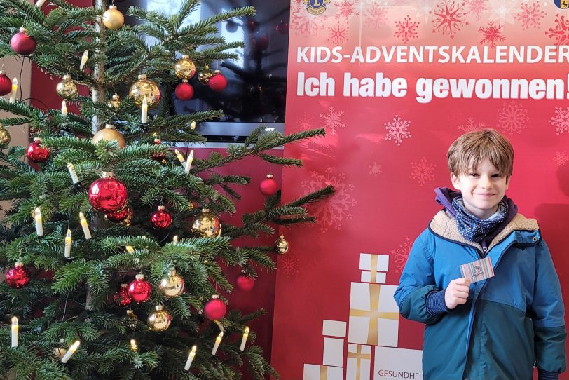 Glücklicher Gewinner des Kids-Adventskalender 2025. Paul hat einen Gutschein von seiner Lieblingseisdiele gewonnen.