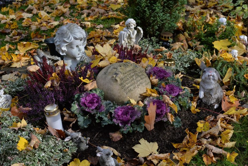 Grabschmuck auf dem Friedhof in Holsterhausen.