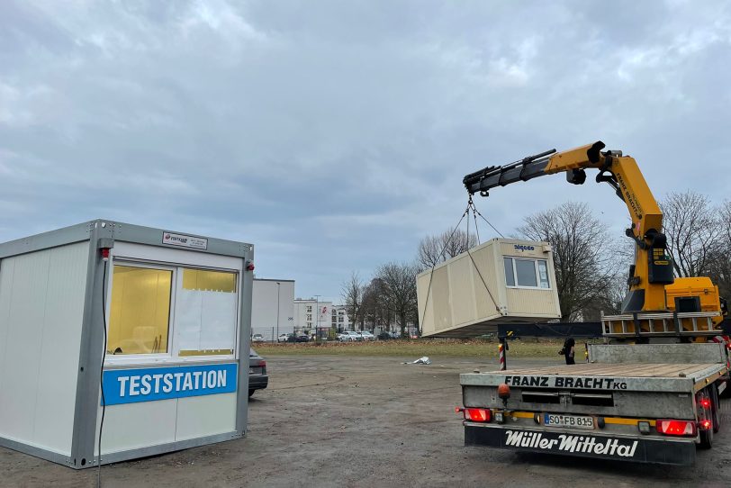 Die Container für das neue Testzentrum in Baukau werden aufgestellt.