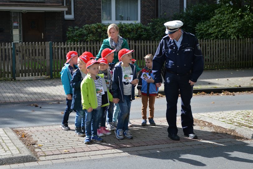 Schulwegsbegehung mit Erstklässlernund Bezirksbeamten der Polizei.