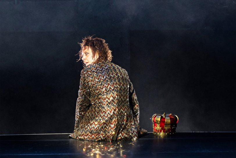 Lina Beckmann als Richard, Herzog von Gloucester, später Richard III. in der Shakespeare-Produktion „Richard the Kid & the King“ am Deutschen Schauspielhaus Hamburg, für die sie jetzt mit dem „Faust“ ausgezeichnet wurde. Foto: Deutsches Schauspielhaus Hamburg