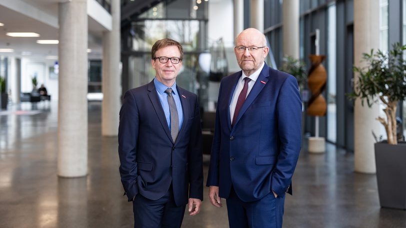 Freuen sich über die finanzielle Unterstützung: HWK-Präsident Berthold Schröder (r.) und HWK-Hauptgeschäftsführer Carsten Harder.