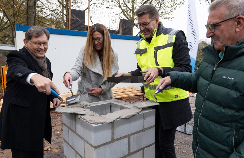 Legen gemeinsam den Grundstein (v.l.): OB Dr. Dudda, Stadträtin Stephanie Jordan, Christian Keller und Bezirksbürgermeister Adi Plickert.