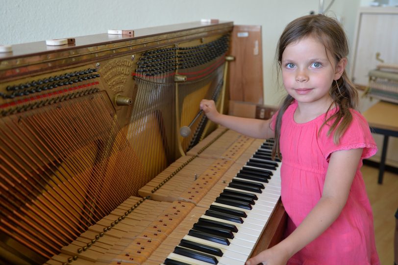 Projektwoche der Musikschule: Greta beim Klavierpuzzle.