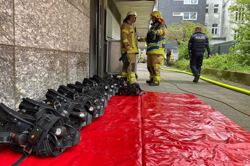 Die Feuerwehr löscht einen Kellerbrand im Wohn- und Geschäftsgebäude an der Bebelstraße.