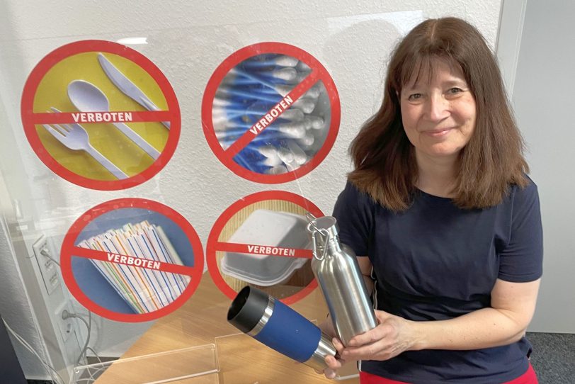 Umweltberaterin Silke Gerstler mit zwei Plastik-Alternativen.