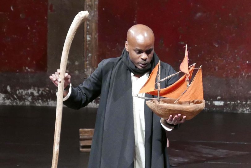 Ery Nrzaramba im „Tempest Project” von Peter Brook.