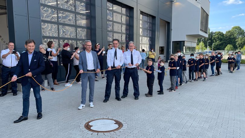 Und nun kräftig ziehen: (v.li.) am Seil OB Dr. Frank Dudda, Dezernent Dr. Frank Burbulla, Branddirektor Marco Diesing und Feuerwehrchef Andreas Spahlinger sowie die Kinder.