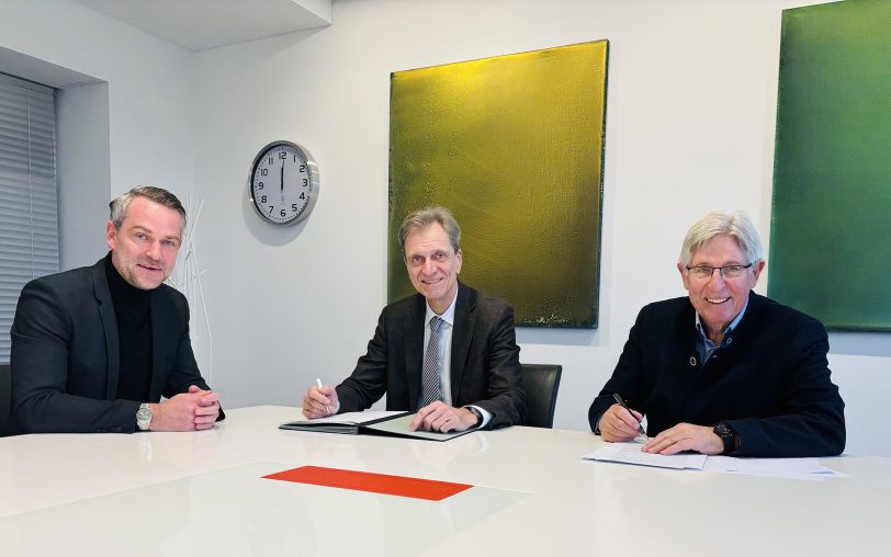 Gemeinsam für die Wärmewende: Paul Elles, ehemaliger Geschäftsführer und Anteilseigner der S. Elles & Co GmbH (re.) und Stadtwerke-Vorstand Ulrich Koch (Mitte) besiegeln die Übernahme. Patrick Elles (l.) wird den Rohrleitungsbauer als Geschäftsführer in Datteln weiter leiten.