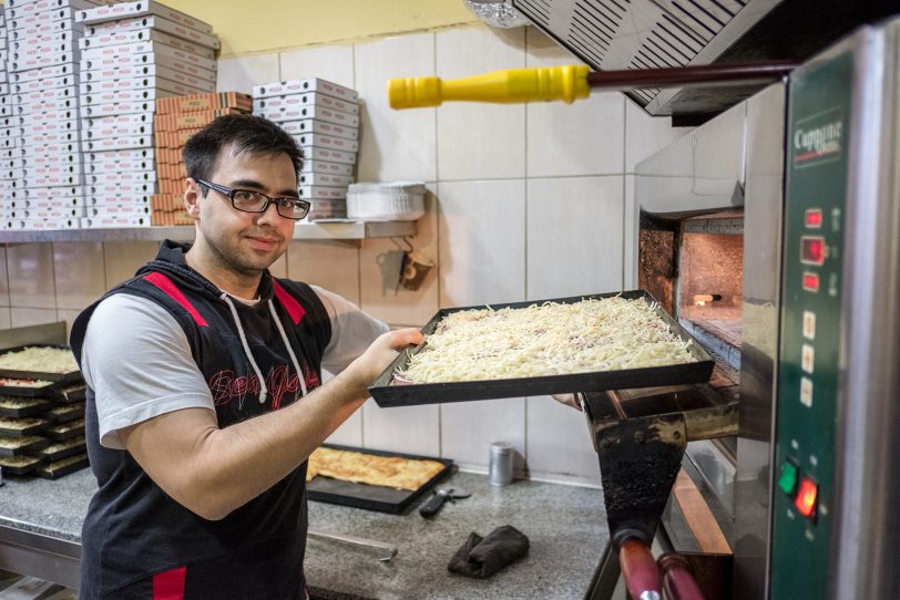 Sabur Sharif am Pizzaofen.