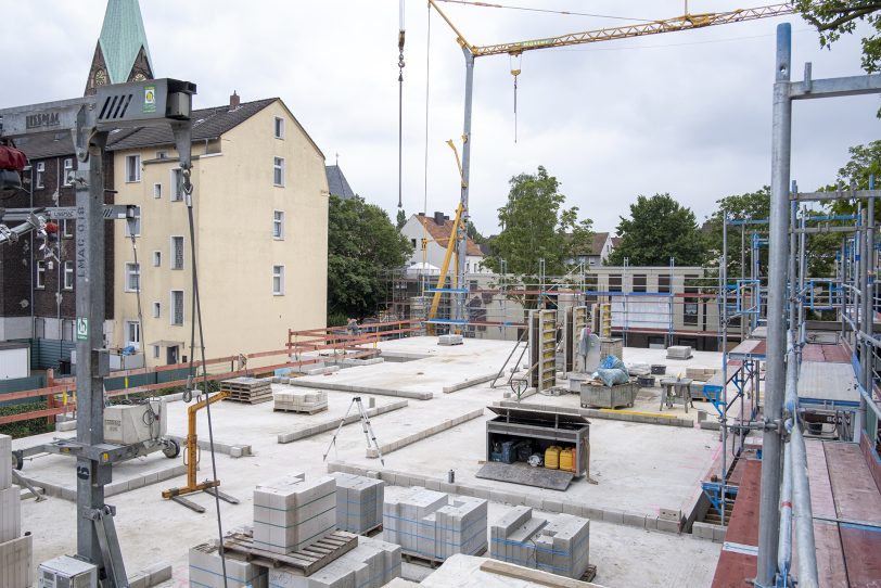 Auf dem rund 10.000 Quadratmeter großen Gelände entstehenden in zwei Bauabschnitten ein voll stationäres Pflegeheim mit 80 Betten, ein fünfzügige Kindertagesstätte, eine Tagespflegeeinrichtung sowie 20 Servicewohnungen.