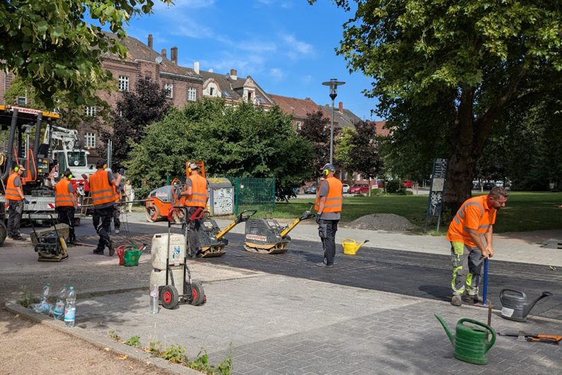 Prägeasphalt statt Pflastersteine: Stadt Herne saniert im August 2025 die Wanner Straße.