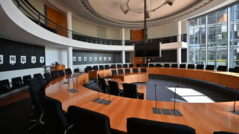 hallo-Fotograf Heinz-Jürgen Bourichter wurde durch das Paul-Löbe-Haus, das Marie-Elisabeth Lüders Haus und den Reichstag in Berlin geführt. Allabendlich beginnt mit Einsetzen der Dunkelheit eine Film-, Licht- und Tonprojektion mit dem Titel „Dem deutschen Volke — Eine parlamentarische Spurensuche. Vom Reichstag zum Bundestag“.