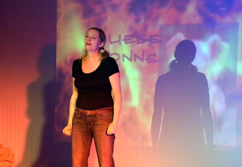 Aufführung des Stücks (S)Chattenwelten des Theaters PISAK aus Bielefeld.