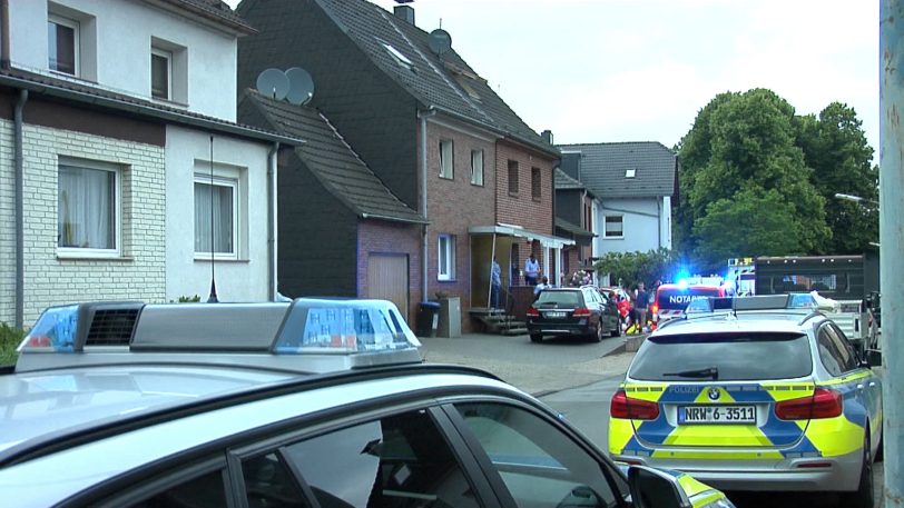 Person stürzt aus dem Dachfenster.