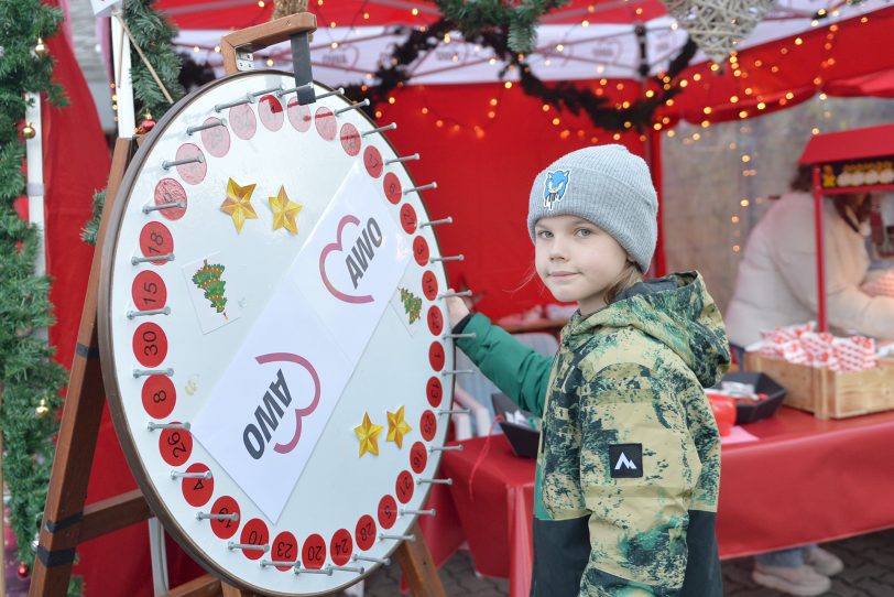 Das AWO-Glücksrad war bei den Kindern sehr beliebt. 4. Adventsmarkt in Altenhöfen am Samstag (30.11.2024).