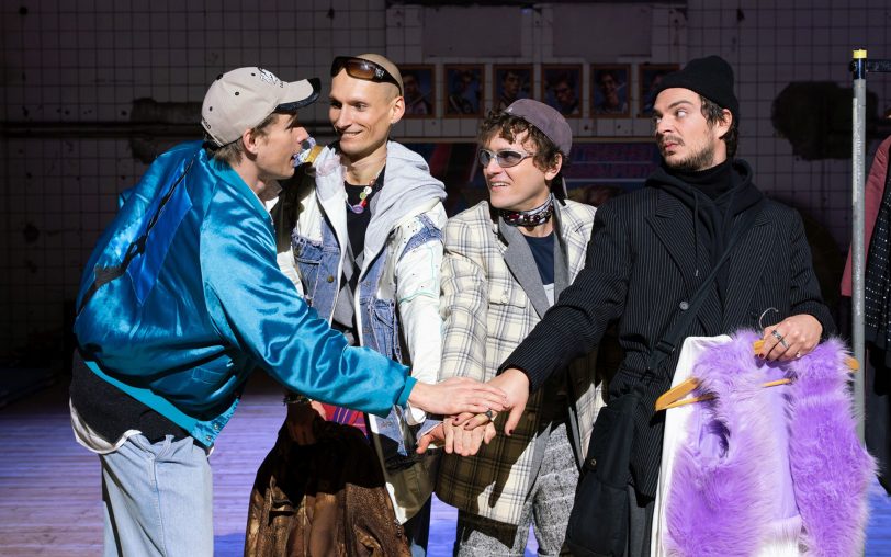 Es hat eine Weile gedauert, bis Skip (Victor IJdens), Sam (Marcel Jacqueline Gisdol), Gabriel (Dominik Dos-Reis) und Korbinian (Alexander Wertmann, v.l.) in der Film-AG zusammenfinden.
