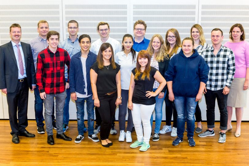 Dr. Sabine Edlinger, Mitglied der Geschäftsleitung der St. Elisabeth Gruppe (1.v.r.) und Michael Röttger (1. v. l.), hießen die neuen Auszubildenden in der St. Elisab