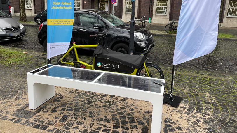 Die neue Solarbank zum Handy laden auf dem Friedrich-Ebert-Platz gegenüber des Eingangs zur Polizei.