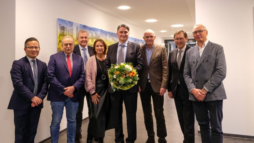 Von links: Danh Vu (Verwaltungsdirektor EvK Herne), Prof. Dr. Waldemar Uhl (Direktor Chirurgische Klinik, St.-Josef-Hospital Bochum), Prof. Dr. Matthias Kemen (Sektionsleiter Endokrine Chirurgie), Pflegedirektorin Beate Schlüter, Prof. Dr. Chris Braumann, Prof. Dr. Ulrich Eickhoff (EVR-Aufsichtsratsvorsitzender), Oberbürgermeister Dr. Frank Dudda und Pfarrer Frank Obenlüneschloß (Theologischer Direktor Ev. Krankenhausgemeinschaft).