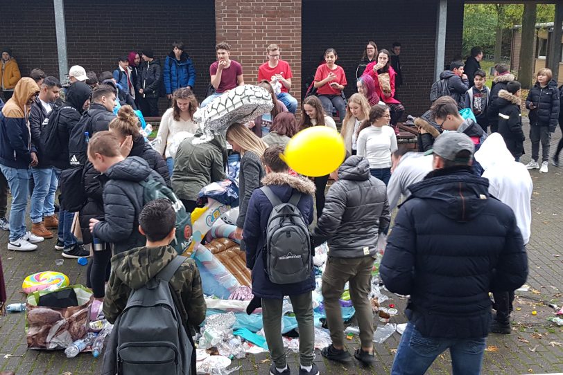 Zum Thema Umweltverschmutzung: Deadpool-Performance an der Erich-Fried-Gesamtschule.