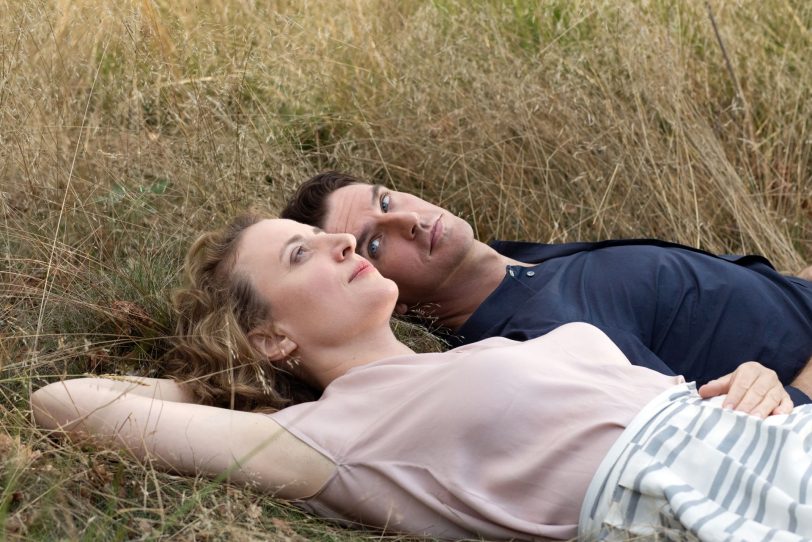 'Ich bin dein Mensch': Alma (Maren Eggert, li) und ihr perfekter Androide Tom (Dan Stevens, re.) denken sich gemeinsame Erinnerungen aus, die es nie gegeben hat.