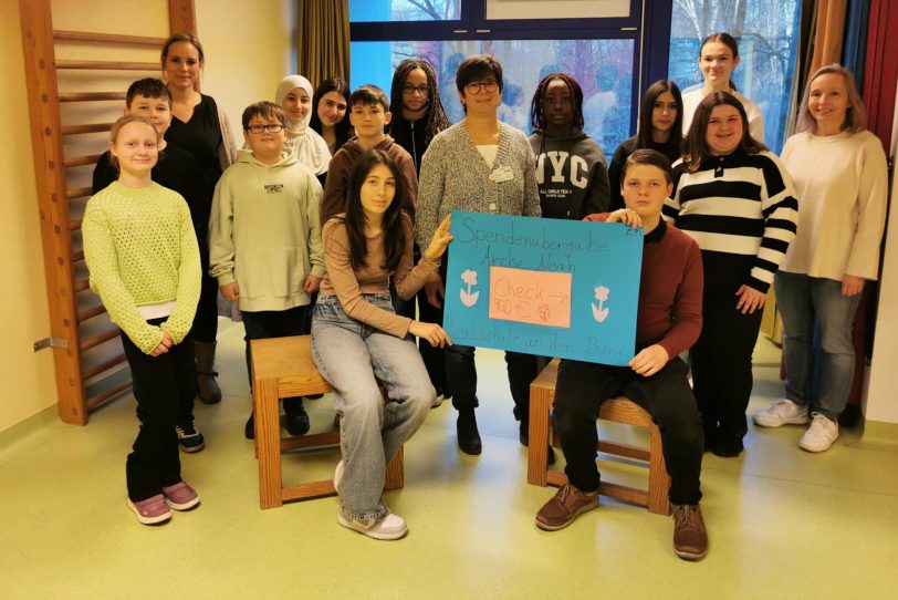 Schüler der Realschule an der Burg haben 900 Euro für das Kinderhospiz Arche Noah gesammelt.