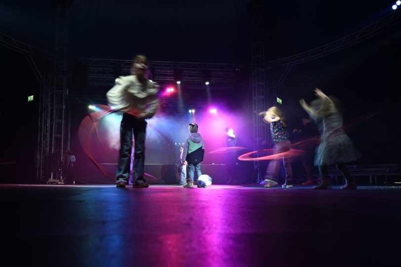 Kinderdisco mit Hula-Hoop-Wettbewerb.