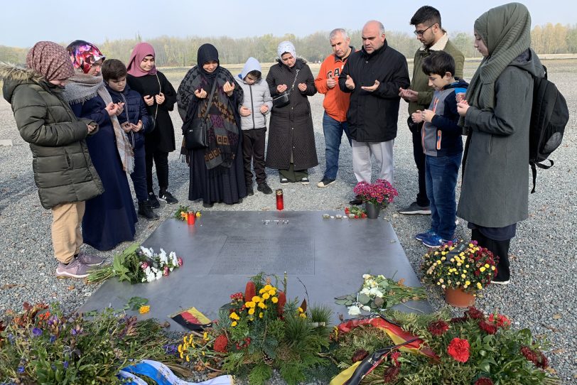 Mitglieder der Islamischen Gemeinde besuchen das Konzentrationslager Buchenwald.