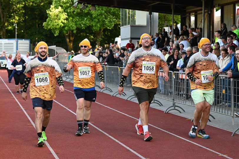 Die Läufer beim Zieleinlauf.
