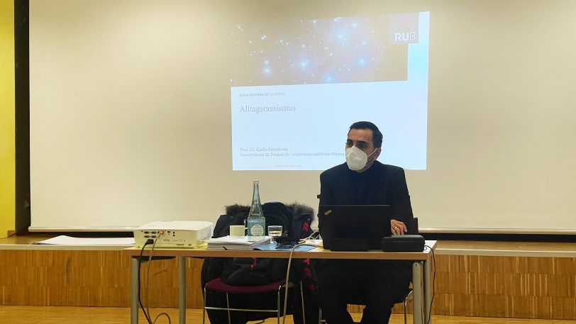 Der Workshop: „Alltagsrassismus: Warum ist es so schwierig, über Rassismus(erfahrungen) zu sprechen?“ wurde von Dr. Karim Fereidooni gegeben.