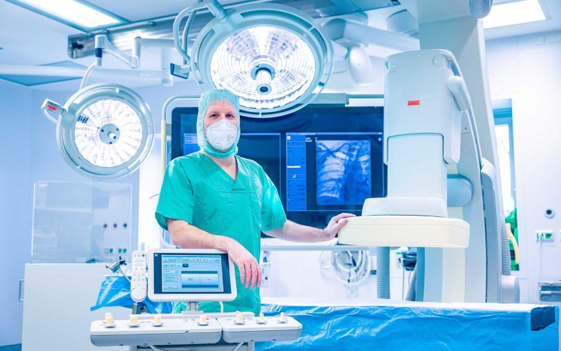 Dr. Dominic Mühlberger im modernen Hybrid-Operationssaal des Marien Hospital Herne.