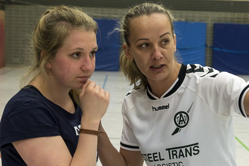 Dagmar Kowalksa (rechts) erklärt die nächste Übung.