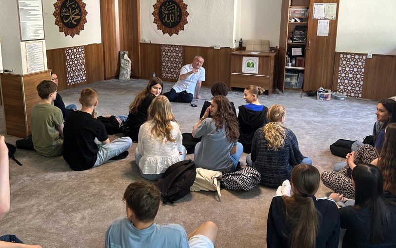 Achtklässler des Pestalozzi-Gymnasiums besuchten für den Religionsunterricht die Islamische Gemeinde.