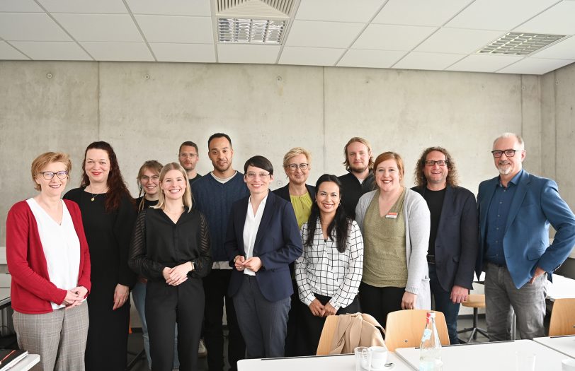 Ministerin Josefine Paul (M.) besuchte den Fachbereich Angewandte Sozialwissenschaften der FH Dortmund. Dort beriet sie sich mit Dekanin Prof. Dr. Katja Nowacki (2.v.l.), Studiengangskoordinator Michel Boße (5.v.l.), Studiendekanin Prof. Dr. Bianca Wühr (l.) und Prodekan Prof. Dr. Michael Boecker (2.v.r.). Die dual Studierenden Celine Jakert (4.v.l.), Tamaro Hagenmaier (6.v.l.) und Jasper Hahn (4.v.r.) berichteten aus ihrem Studium. Rektorin Prof. Dr. Tamara Appel (6.v.r.), Kanzlerin Svenja Stepper (3.v.r.) und Fachschaftsvorsitzende Sabrina Günther (3.v.l.) beteiligten sich engagiert. Referentin Hannah Farhan-Dorn (5.v.r.) und Referatsleiter Uwe Schulz (r.)