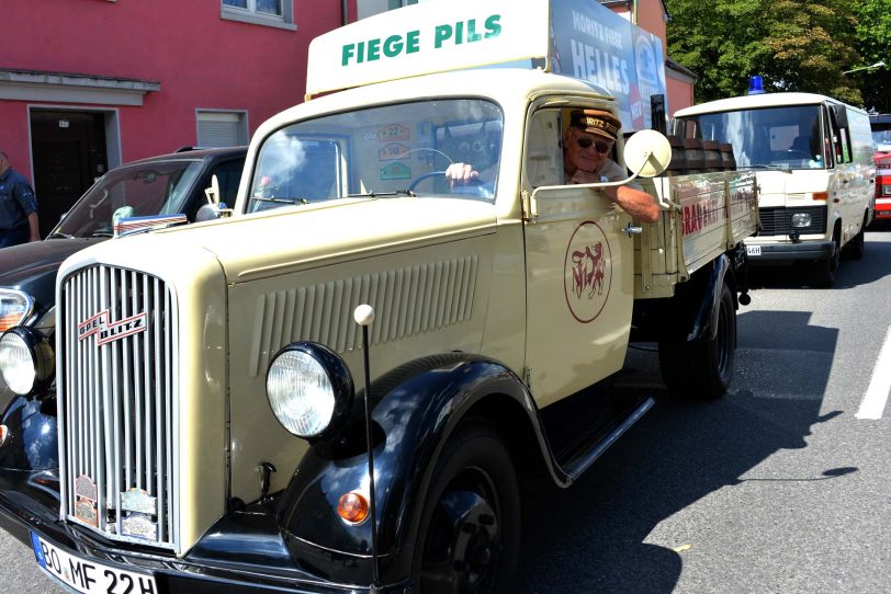 2. Oldtimer-Parade der Cranger Kirmes.