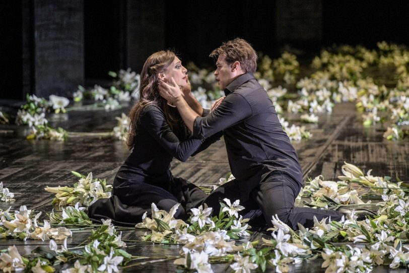 Giuseppe Verdi - 'Don Carlo' - am Aalto Theater Essen: Verbotene Liebe: Gabrielle Mouhlen als Elizabetta und Gaston Rivero als Don Carlo.
