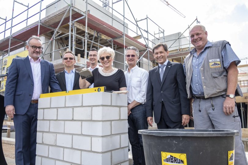 Grundsteinlegung für das Albert-Schweitzer-Carreé in Röhlinghausen. v.l. Architekt BDA Dipl.-Ing. Herfried Langer, Hans-Joachim Hess, Andreas Berger, Gunna Wiatr, Frank Militzer (alle Wohnstätten Wanne-Eickel), Oberbürgermeister Dr. Frank Dudda und Polier Markus Hölter.